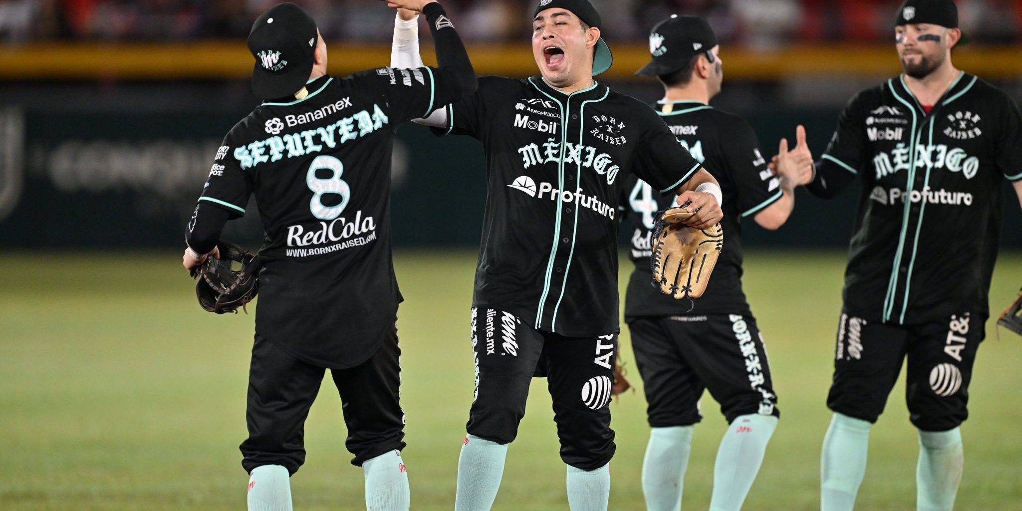 Diablos rojos del México vs. Leones de Yucatán, 4o juego primer play off, barrida a los Leones, 3×1, del 13085 en Mérida, Carlos Sepúlveda, Ramón Flores en el centro y Julián Ornelas a la derecha