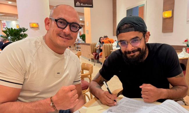 Jorge Batalla Martínez firmando contrato con Rosarito Boxing y Santiago Pérez Arjona, 2 del 090825 en Mérida