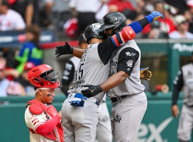 Piratas de Campeche vs. Diablos Rojos del México, 1er juego final de la zona sur, 4×2, del 300825 en la Ciudad de México, Chris Carter con Félliz pére y cátcher Carlos pérez