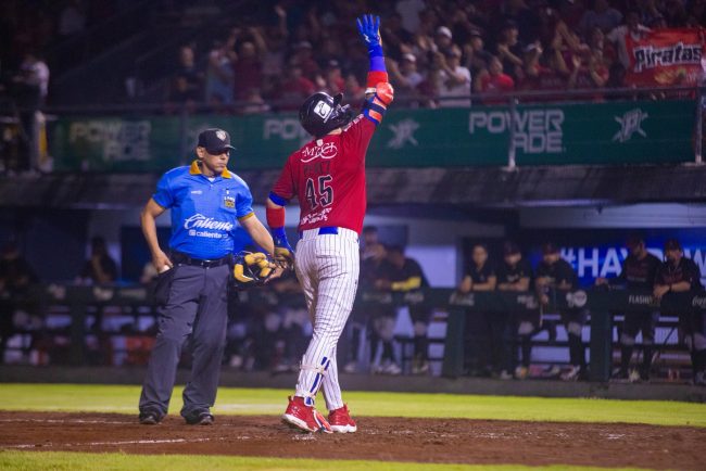 Piratas de Campeche vs. Guerreros de Oaxaca, 3er juego 2o play off, ventaha Guerreros 2-1, 5×3, del 230825 en Oaxaca, Félix Pérez, jonrón de tres carreras, en la 4a, con umpire Pedro Tun Lezama