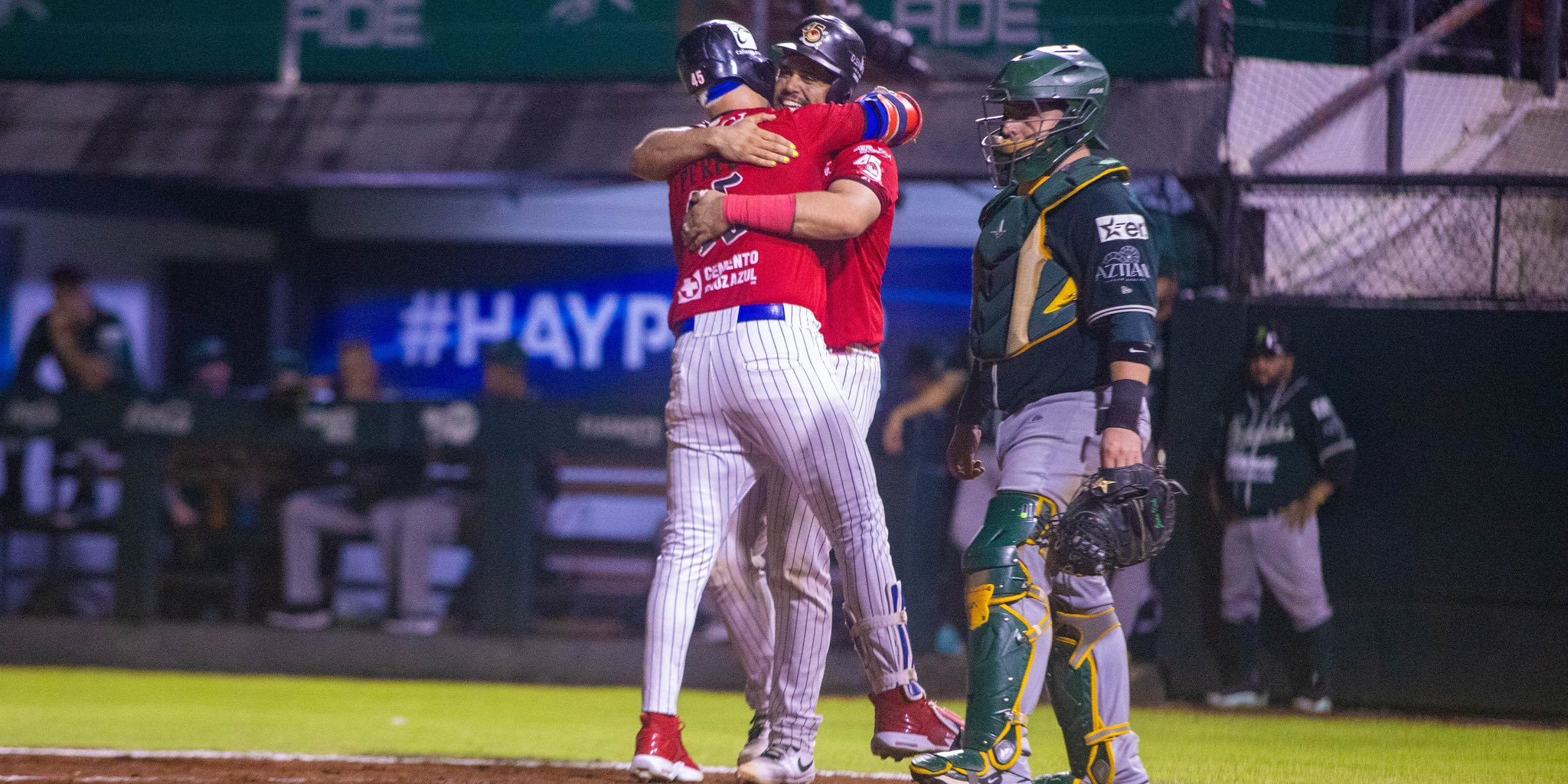 Piratas de Campeche vs. Pericos de Puebla, juego 1 1er play off, 7×0, del 090825 en Campeche Félix Pérez con Francisco Peña y cátcher Juan Kirk, retorno de los Piratas a Play off desde 2016