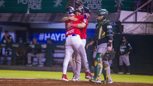 Piratas de Campeche vs. Pericos de Puebla, juego 1 1er play off, 7×0, del 090825 en Campeche Félix Pérez con Francisco Peña y cátcher Juan Kirk, retorno de los Piratas a Play off desde 2016