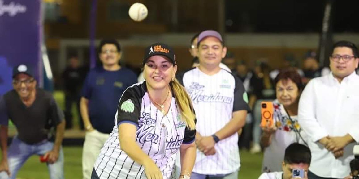 Cecilia patrón Laviada lanzando primera bola de la Liga Meridana
