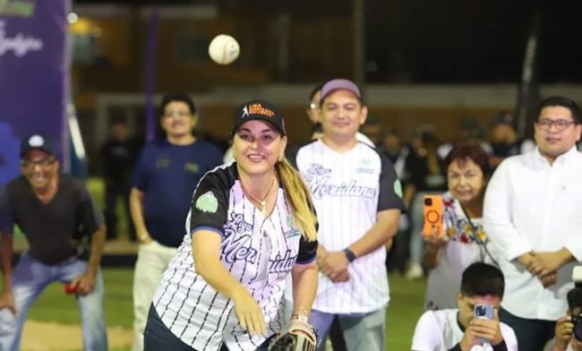 Cecilia patrón Laviada lanzando primera bola de la Liga Meridana