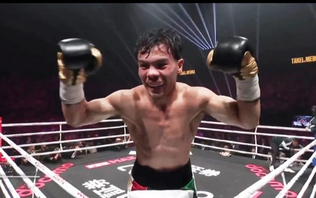 Christian Chispa Medina vs. Yoshiki Takei gkot 4 ganó título mundial gallo OMB del 140925 en Nagoya