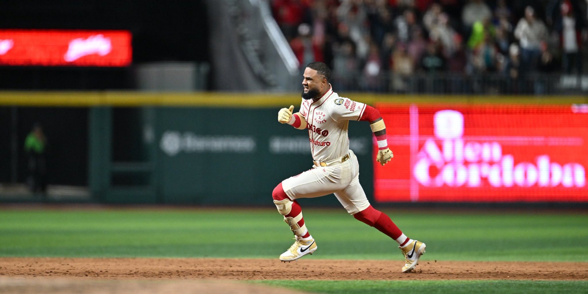Diablos Rojos del México vs. Charros de Jalisco, juego 2 serie del rey, ventaja 2-0 Diablos, 12×1, del 110925 en la Ciudad de México, Allen Córdoba