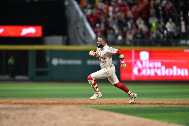 Diablos Rojos del México vs. Charros de Jalisco, juego 2 serie del rey, ventaja 2-0 Diablos, 12×1, del 110925 en la Ciudad de México, Allen Córdoba