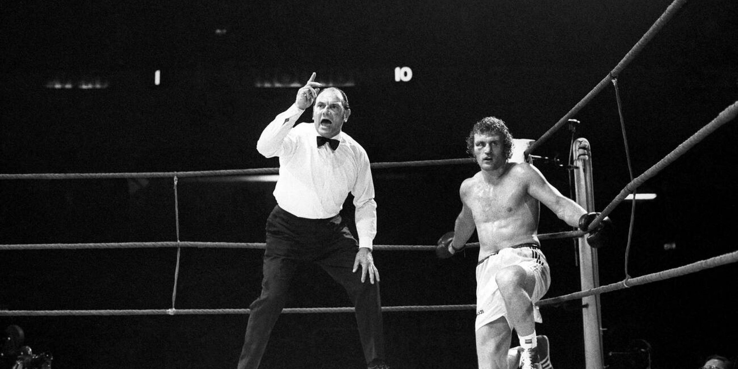 Harry Gibs contándole a Joe Bugner en su pelea ante Joe Frazier