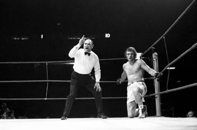 Harry Gibs contándole a Joe Bugner en su pelea ante Joe Frazier