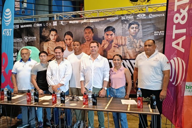 Adriano Sayú con Mario Abraham Xacur, Daniel Tortuga Garrido y Selina Rojas, anuncio función de boxeo, del 091025 en Ibys Hotel Galerías