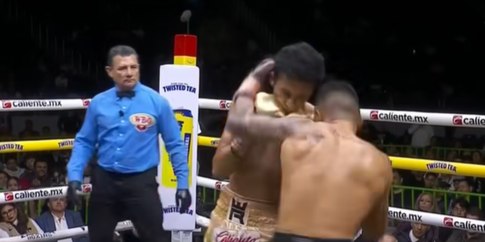 Rafael Divino espinoza vs. Arnold Khegai gkot 11 del 151124 en San Luis potosí, retuvo cetro mundial súperpluma de la OMB con réferi Miguel Canul